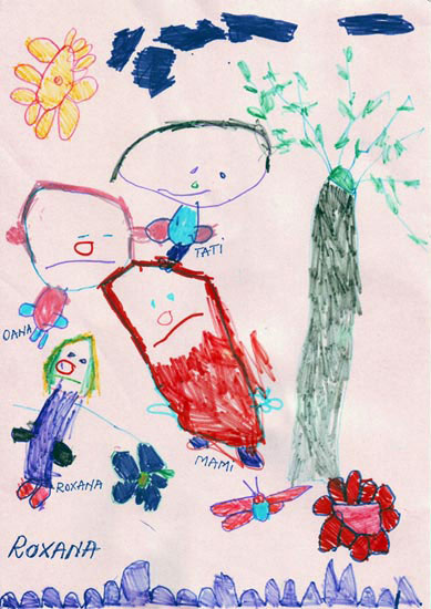 Roxana Elena, Familia mea in curtea de la tara (prunul din curte, flori si un fluturas pe care il alearga fetitele), desen in carioca