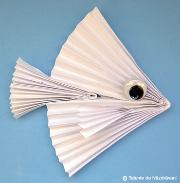 Pește confecționat din hârtie îndoită evantai