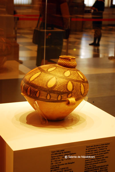 Vas ceramic cu decor in retea. 3300-2050 i.Ch. Decor cu boabe de cereale, cultura Majiayao, valea Fluviului Galben