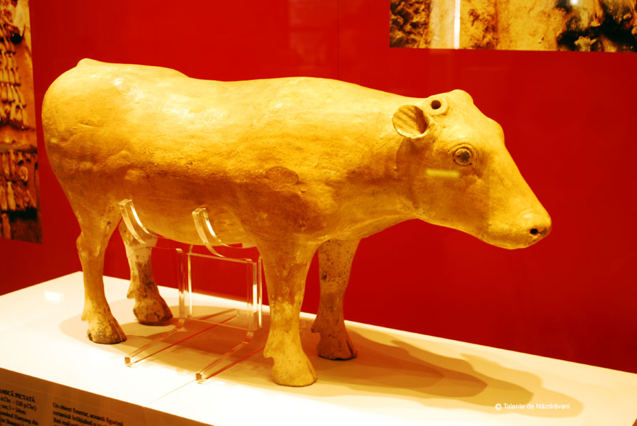 Vaca din ceramica pictata Dinastia Han - 206 i.Ch. - 220 d.Ch. Obiect funerar din argila cenusie. Coada si coarnele au fost din lemn.