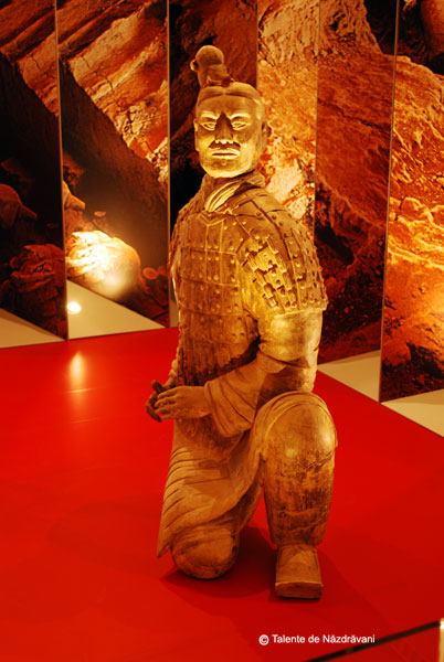 Statuie de teracota reprezentand un soltat ingenunchiat. Dinastia Qin 221-206 i.Ch. Arcas in pozitie de tragere standard.