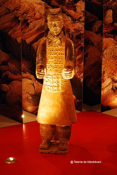 Statuie de teracota reprezentand un vizitiu militar Dinastia Qin 221-206 i.Ch.