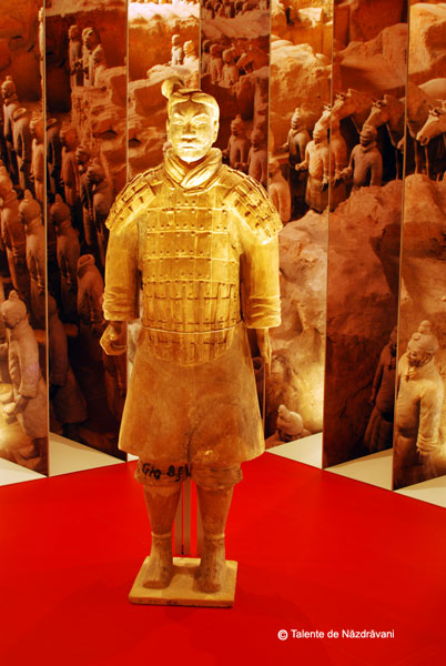 Statuie de teracota reprezentand un razboinic in armura Dinastia Qin 221-206 i.Ch. Razboinici utilizati in partea frontala a armatei, pentru lupta corp la corp.