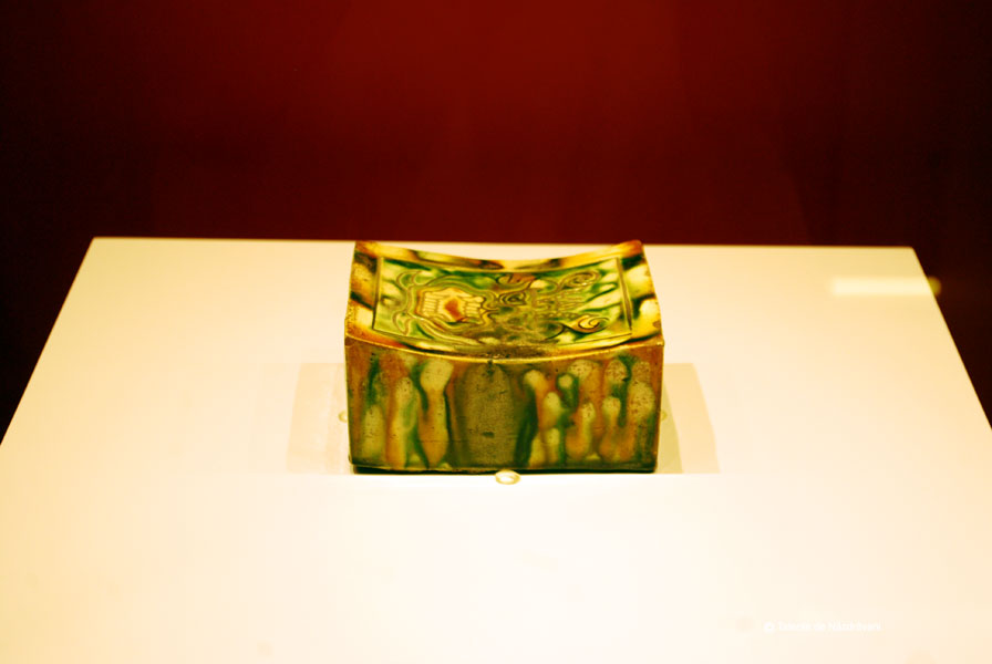 Perna din ceramica tricolora. Dinastia Tang (618-907), decorata cu chipuri de animale. Ceramica tricolora este cunoscuta prin tehnica de aplicare a smaltului de diferite culori.