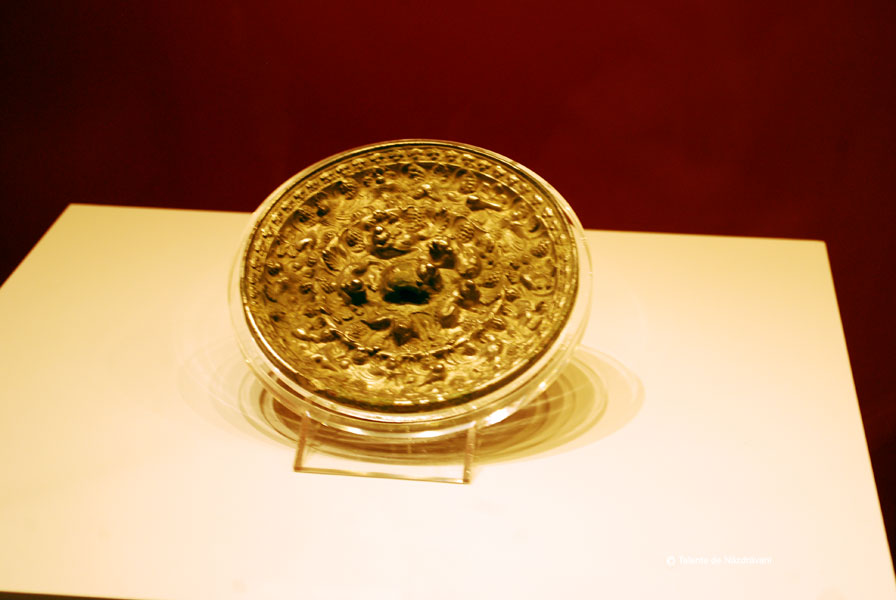Oglinda de bronz decorata cu un animal de bun augur si struguri Dinastia Tang, 618-907
