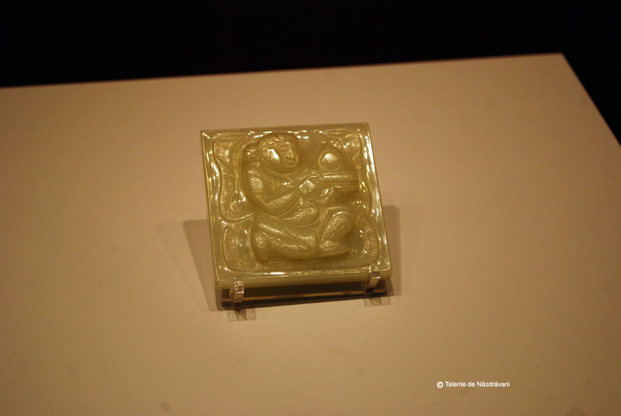 Pandantiv de jad alb infatisand un strain. Obiect decorativ purtat la talie in timpul ritualurilor doar de imparati, oficiali de rang inalt sau generali. Dinastia Tang, 618-907