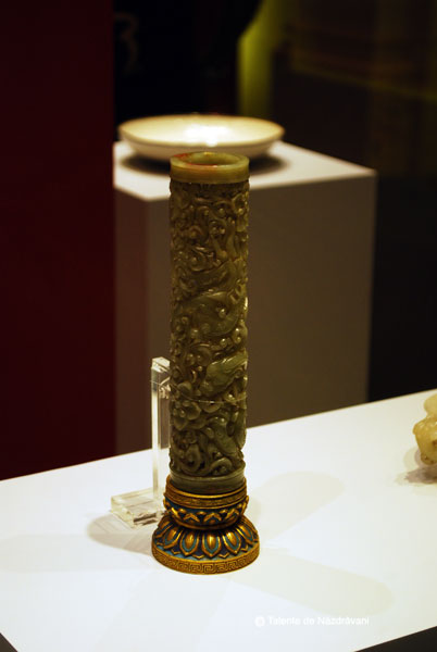 Tub de jad pentru esente decorat cu dragon si motive florale. Dinastia Ming 1368-1644