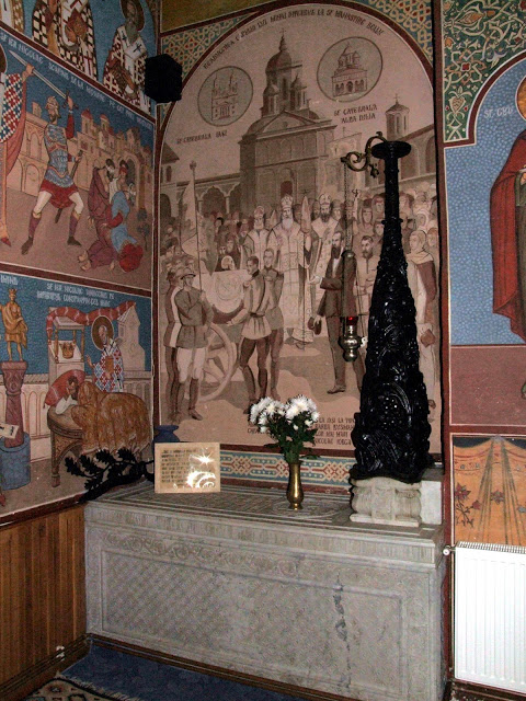 Sarcofagul lui Mihai Viteazul, sculptat de Carol Storck, şi scena reîntoarcerii craniului de la Iaşi, în prezenţa regelui Ferdinad şi a lui Nicolae Iorga, pictată deasupra. sursa: http://ro.wikipedia.org/wiki/Manastirea_Dealu