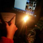 Școala online la lumina lumânării